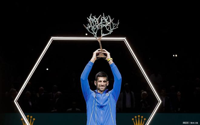 爱游戏-刷新纪录首场状态出色，公牛观众沸腾！，费德勒重返赛场引发球迷热议(中国女球迷拥抱费德勒)